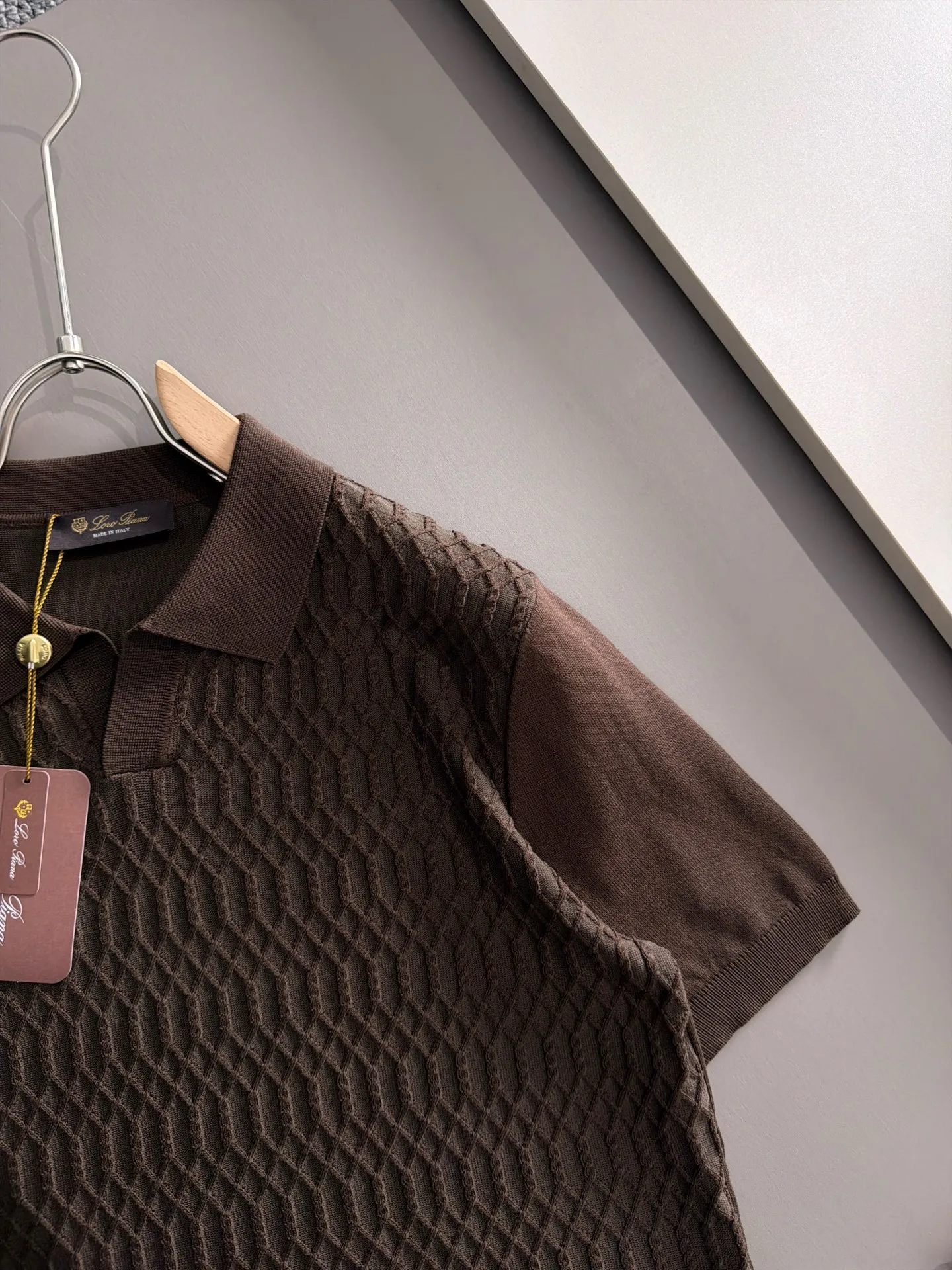 LP high quality Loro Piana 26ss New Arrival men's short-sleeved knitted T-shirt. Made of combed cotton yarn knitted cotton fabric, no pressure when entering and exiting the counter. Exclusive control of raw materials. It feels substantial when weighed, and the upper body is more textured than ordinary T-shirts. This texture can handle the weather easily and is suitable for both hot and cold! Loose fit design, looks noble. The only correct version is available Size: M to 4XL